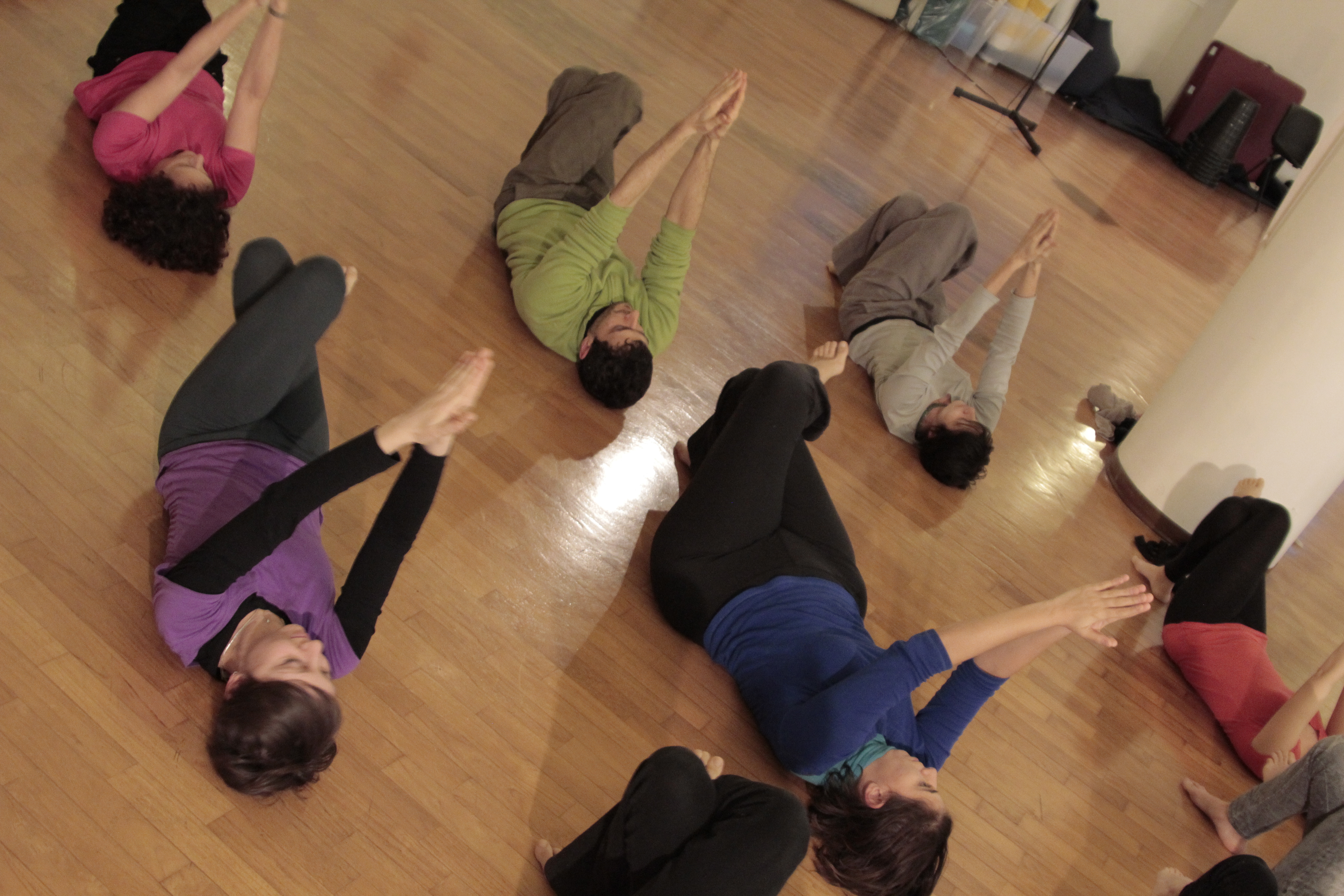 Gruppo di persone praticando Feldenkrais